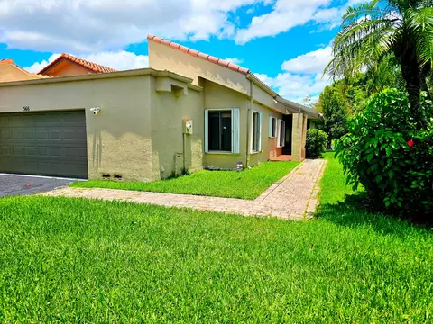 566 Village Lake Dr, Weston, FL 33326