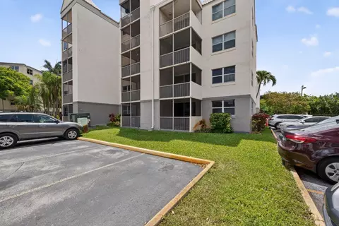 8373 Lake Dr #101, Doral, FL 33166
