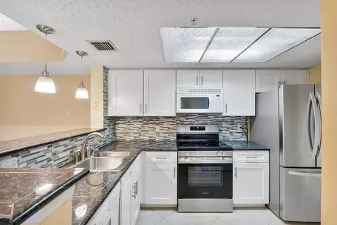 5011 Wiles Rd UNIT 303, Coconut Creek, FL 33073