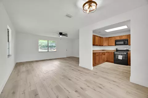 Living - 833 NW 34th St, Okeechobee, FL 34972 photo 3 of 4