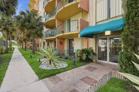 9360 Fontainebleau Blvd #310, Miami, FL 33172