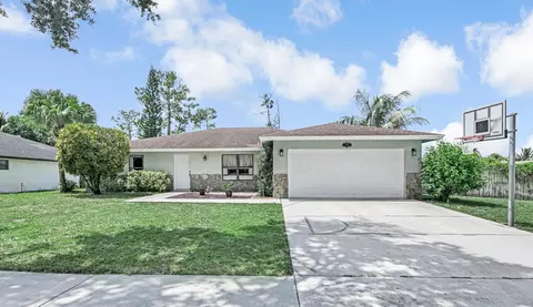 100 Greenwood Ct, Royal Palm Beach, FL 33411