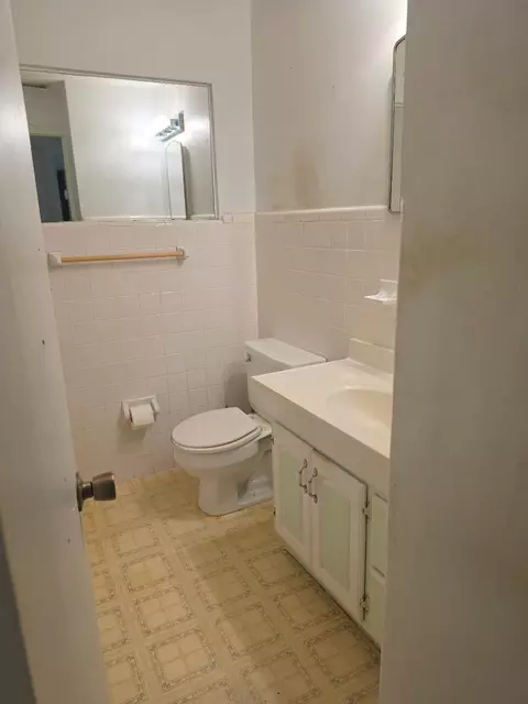 Bath - 325 SE 16th Ave, Okeechobee, FL 34974 photo 1 of 1