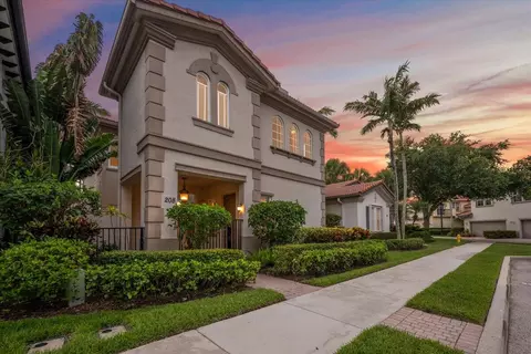 208 Glacier St, Palm Beach Gardens, FL 33410