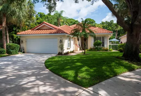 146 Lost Bridge Dr, Palm Beach Gardens, FL 33410