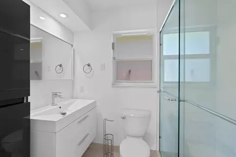 Bath - 391 SE 7th Ave, Pompano Beach, FL 33060 photo 4 of 6