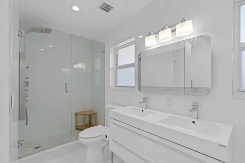 Bath - 391 SE 7th Ave, Pompano Beach, FL 33060 photo 2 of 6