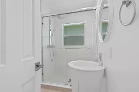 Bath - 391 SE 7th Ave, Pompano Beach, FL 33060 photo 6 of 6
