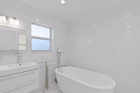 Bath - 391 SE 7th Ave, Pompano Beach, FL 33060 photo 3 of 6