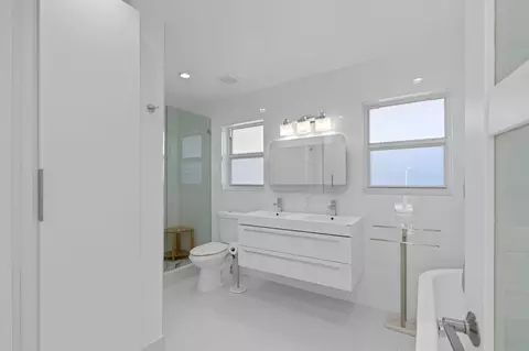 Bath - 391 SE 7th Ave, Pompano Beach, FL 33060 photo 1 of 6