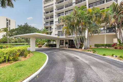 2000 Presidential Way #206, West Palm Beach, FL 33401