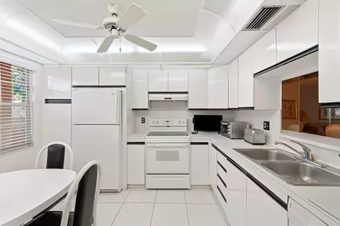 2302 Lucaya Ln #E1, Coconut Creek, FL 33066