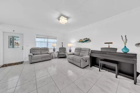 580 Egret Dr #121, Hallandale Beach, FL 33009
