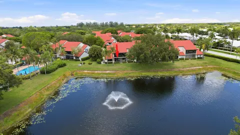 22 Lexington Ln W #D, Palm Beach Gardens, FL 33418
