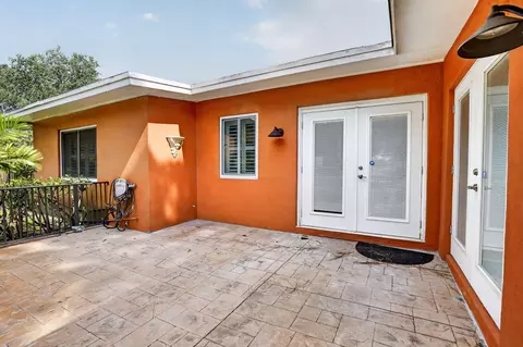 1101 E Country Club Cir, Plantation, FL 33317