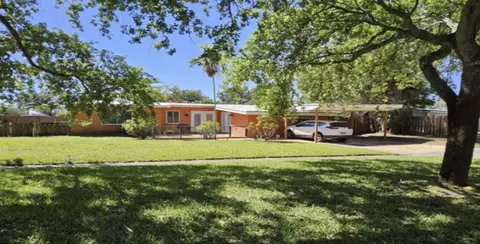 1101 E Country Club Cir, Plantation, FL 33317