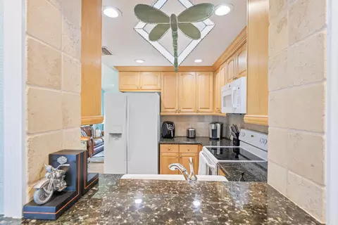 Kitchen - 128 Banyan Cir, Jupiter, FL 33458 photo 3 of 3