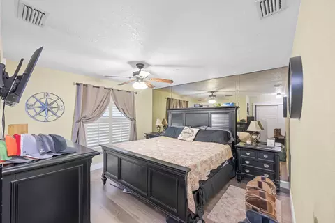 Bedroom - 128 Banyan Cir, Jupiter, FL 33458 photo 2 of 3