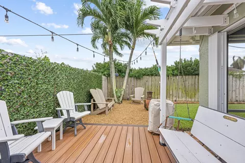 Exterior - 128 Banyan Cir, Jupiter, FL 33458 photo 4 of 12