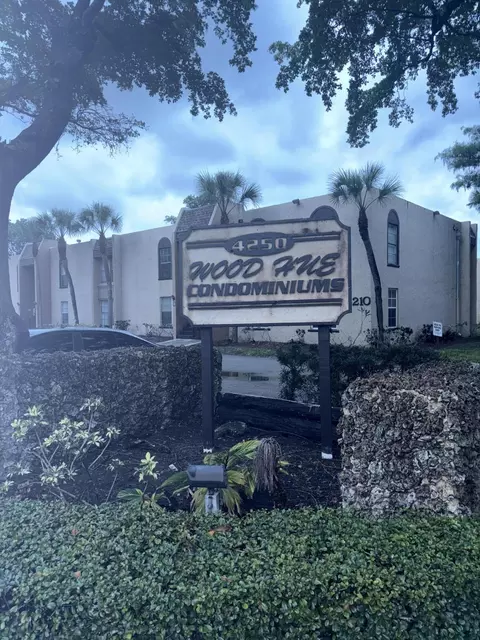 4210 NW 21st St #117, Lauderhill, FL 33313