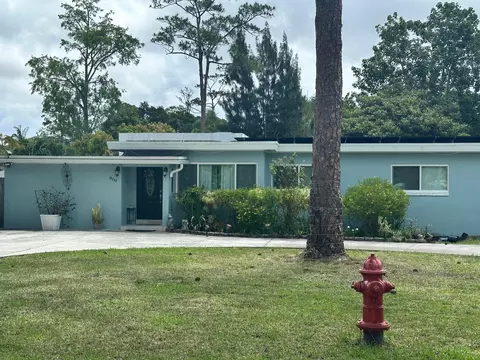 800 Ivory Ln, Haverhill, FL 33415