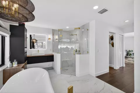 Bath - 134 Gothic Cir, Jupiter, FL 33458 photo 2 of 4