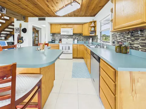 Kitchen - 136 SW 85th Ave, Okeechobee, FL 34974 photo 3 of 5