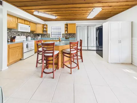 Kitchen - 136 SW 85th Ave, Okeechobee, FL 34974 photo 5 of 5