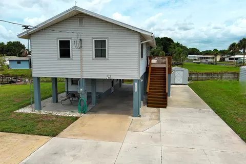 1065 Peach Ln, Okeechobee, FL 34974