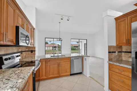 10231 N Circle Lake Dr #201, Boynton Beach, FL 33437