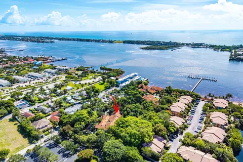 16 Via Lago, Boynton Beach, FL 33435