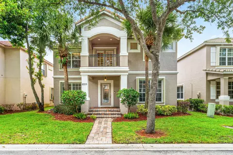 8215 Calterra Dr, Palm Beach Gardens, FL 33418