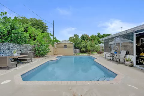 307 SE 14th Pl, Deerfield Beach, FL 33441