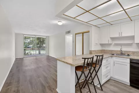 7300 NW 17th St #207, Plantation, FL 33313