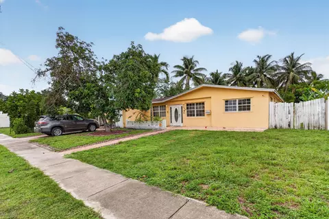 4390 NW 35th Ave, Lauderdale Lakes, FL 33309