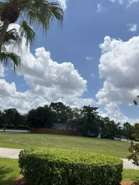 1094 Primrose Ln, Wellington, FL 33414