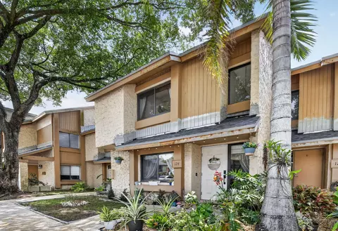 124 Wimbledon Lake Dr, Plantation, FL 33324
