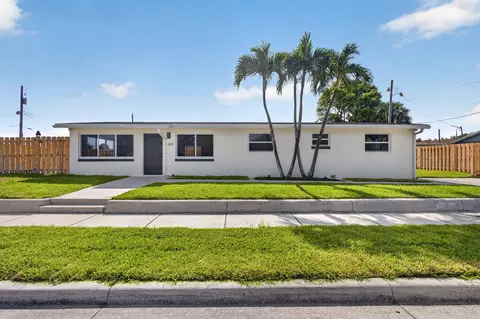 665 W 7th St, Riviera Beach, FL 33404