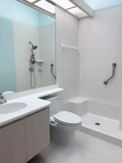 Bath - 198 Hampton Cir, Jupiter, FL 33458 photo 4 of 4