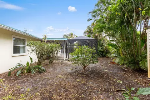 Exterior - 201 W Riverside Dr, Jupiter, FL 33469 photo 3 of 4