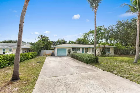 Exterior - 201 W Riverside Dr, Jupiter, FL 33469 photo 1 of 4