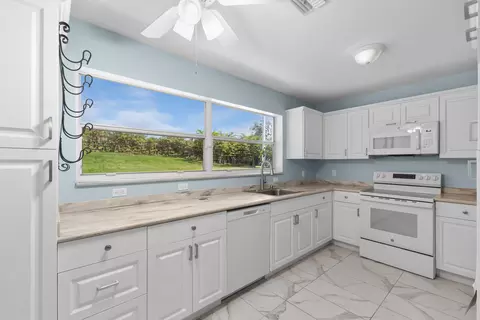 Kitchen - 201 W Riverside Dr, Jupiter, FL 33469 photo 1 of 2