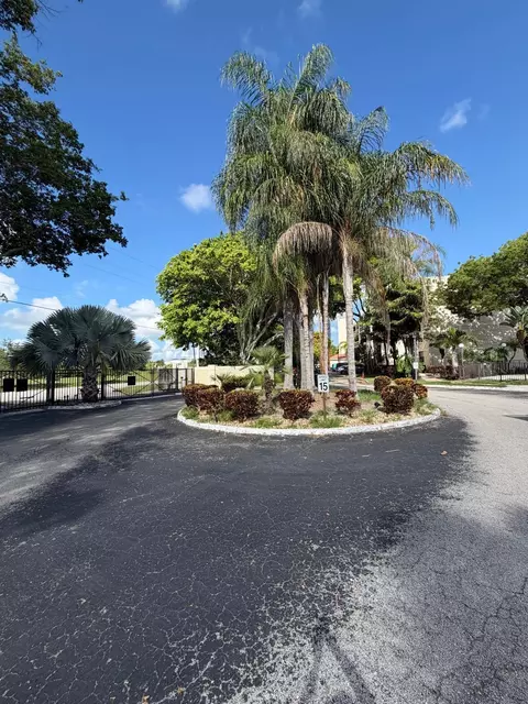 118 Lake Emerald Dr #107, Oakland Park, FL 33309