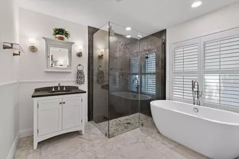 Bath - 252 Coconut Pt, Jupiter, FL 33458 photo 3 of 5