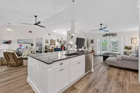 Kitchen - 252 Coconut Pt, Jupiter, FL 33458 photo 5 of 8