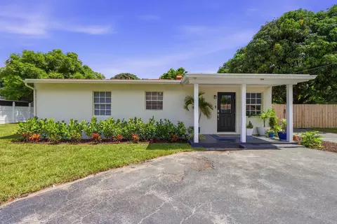 1900 Carissa Rd, Lake Clarke Shores, FL 33406