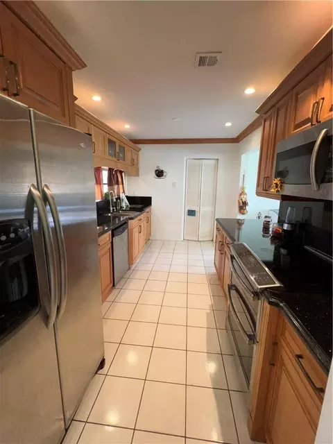 790 W 63rd Dr, Hialeah, FL 33012 photo 5
