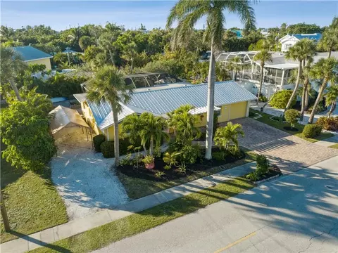 216 85th St, Holmes Beach, FL 34217