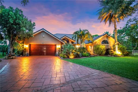 5463 NW 89th Way, Coral Springs, FL 33067