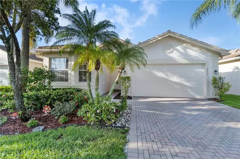 8226 Sandpiper Glen Dr, Greenacres, FL 33467